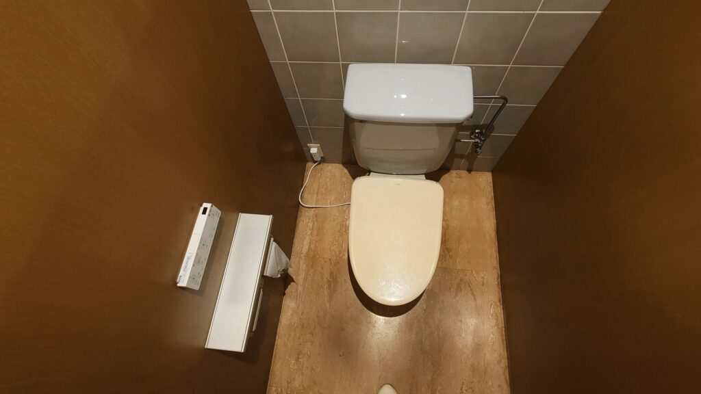 鹿野山ゴルフ倶楽部のトイレ個室と温水洗浄便座