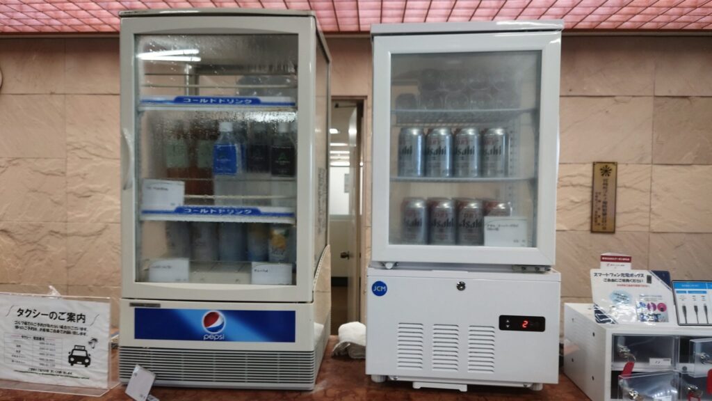 青島ゴルフ倶楽部の受付カウンターのドリンク冷蔵庫