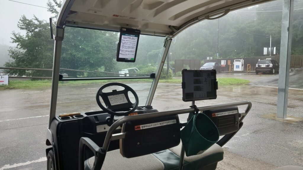 鹿野山ゴルフ倶楽部の乗用カートの運転席とナビ画面