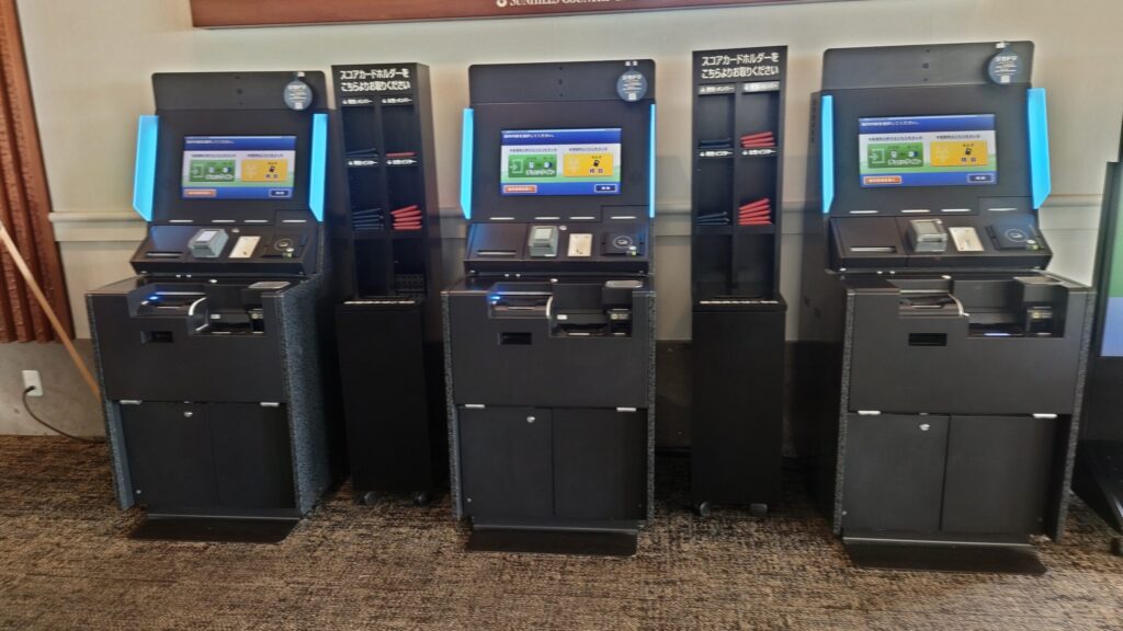 サンヒルズカントリークラブの自動チェックイン機と精算機、スコアカードホルダー