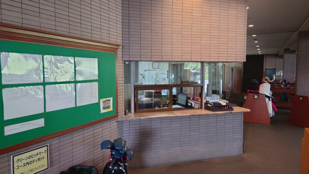 サンヒルズカントリークラブのマスタート室とバッグ置き場