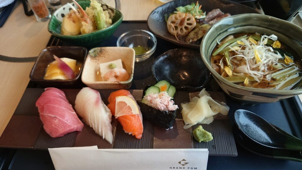 お寿司、天ぷら、焼き物、茸蕎麦が並ぶ日光秋御膳
