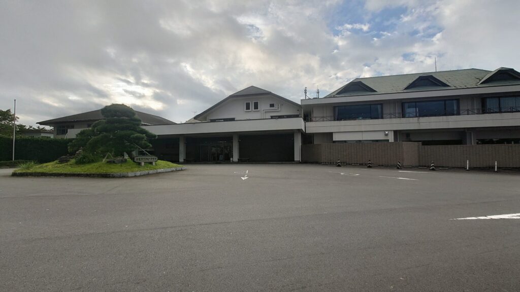 伊東カントリークラブのクラブハウス正面とロータリー