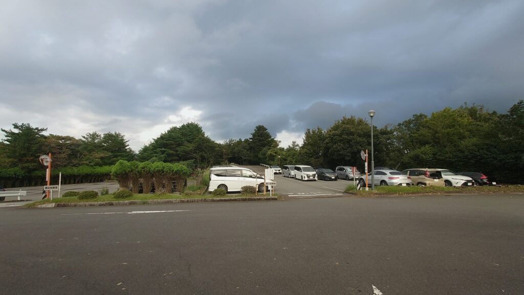 伊東カントリークラブの第1駐車場と第2駐車場の入口