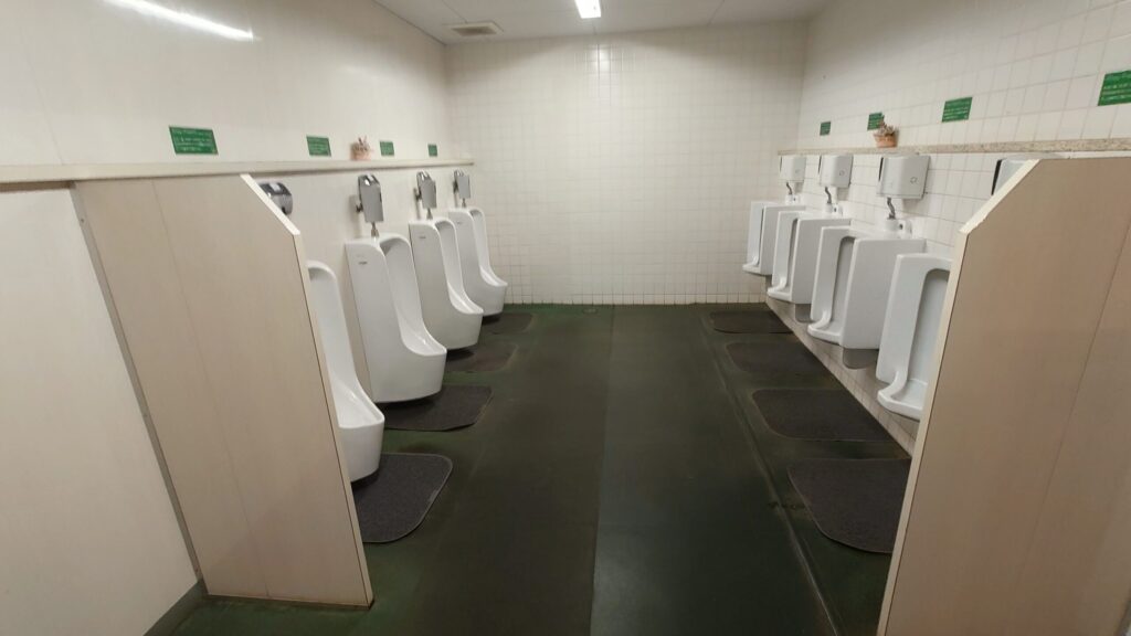 伊東カントリークラブの男子トイレ