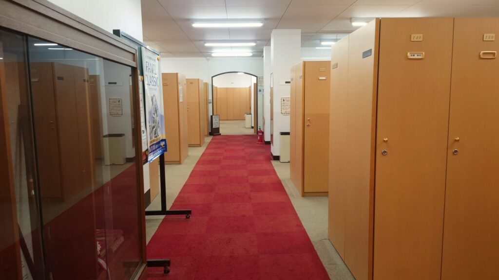 伊東カントリークラブのロッカールームの赤いじゅうたんの通路