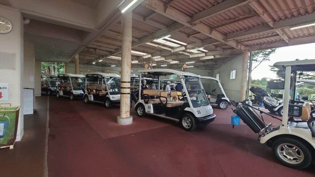 伊東カントリークラブの屋根付きカート置き場に並ぶゴルフカート